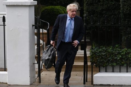 Boris Johnson renuncia de novo - desta vez, à sua cadeira no Parlamento britânico