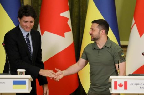 Primeiro-ministro do Canadá visita Ucrânia de surpresa e anuncia mais ajuda militar