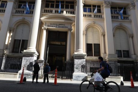 Com inflação anual de 114,2%, BC da Argentina mantém taxa de juros