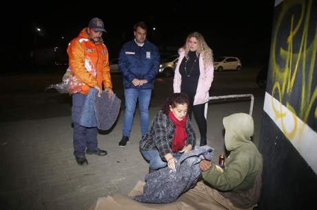 Prefeitura de Almirante Tamandaré distribui sopas e cobertores para pessoas em situação de vulnerabilidade durante dias de baixa temperatura