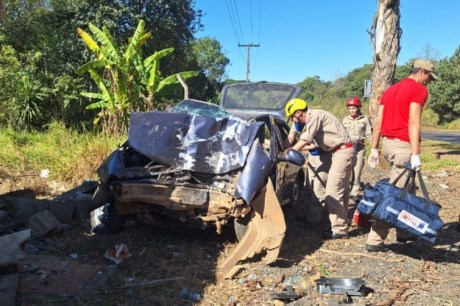 Mulher fica ferida após colidir carro contra muro no Contorno Norte