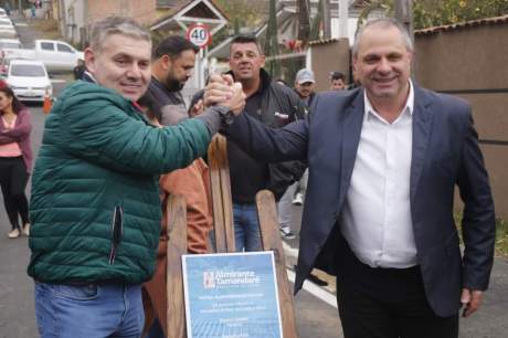 Prefeito de Almirante Tamandaré entrega pavimentação de duas ruas no Jardim Dom Carlo