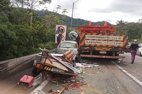 Grave acidente interdita pista da BR-376 em Guaratuba, no Litoral do Paraná