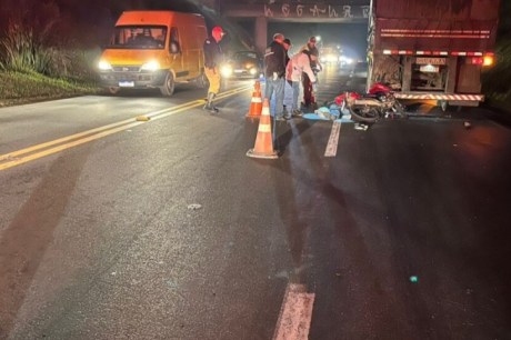 Motociclista morre após colidir com caminhão em Curitiba