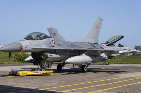 EUA prometem enviar caças F-16 ao Golfo para proteger navios contra ameaças do Irã