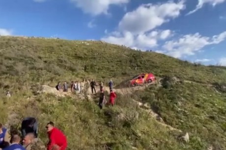 Homem é resgatado de helicóptero após queda de parapente no Morro do Cal