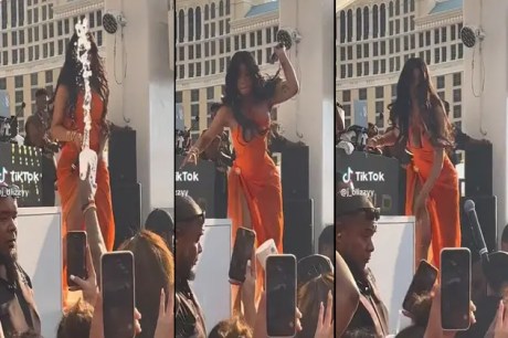 Cardi B arremessa microfone em mulher que jogou bebida na cantora enquanto se apresentava