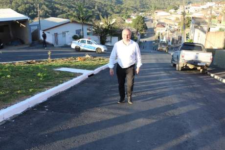 Prefeitura de Almirante Tamandaré entrega obras de pavimentação na Vila Grécia