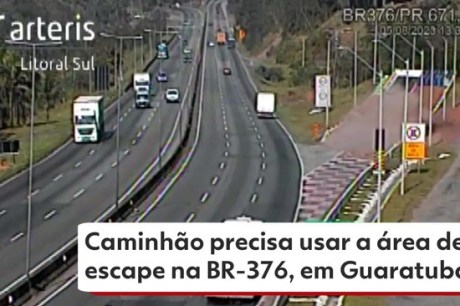 Motorista morre após carreta tombar na BR-277, em Morretes; rodovia está totalmente bloqueada, diz PRF