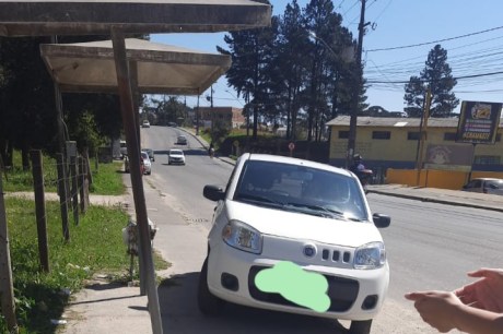 Automóvel sem motorista assusta pedestres em Almirante Tamandaré 