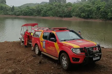 Bombeiros encontram corpo de idoso que desapareceu em represa após barco virar durante pesca em Cruz Machado
