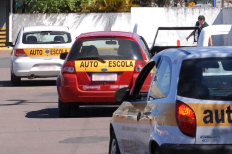 Carros com câmeras de ré e sensores de estacionamento passam a ser autorizados em autoescolas do Paraná; entenda mudança