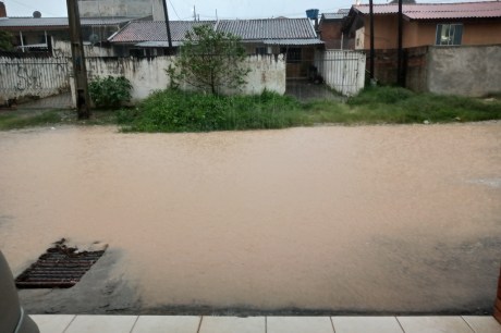 Com ventania e queda de granizo, fortes chuvas causam alagamentos e estragos em Curitiba, RMC e litoral