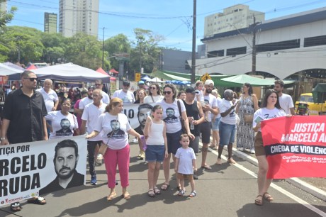 Família protesta após ex-policial condenado por matar tesoureiro do PT no Paraná ir para prisão domiciliar mesmo com sentença determinando regime fechado