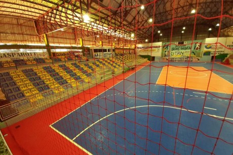 Torcedor xinga árbitro durante campeonato de futsal e é preso por injúria racial no Paraná