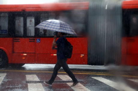 Inmet emite alerta de chuvas intensas com ventos de 60 km/h para 256 cidades do Paraná, inclusive litoral