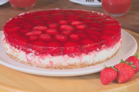 Receita de torta espelhada de morango: aprenda a preparar sobremesa que chama atenção pelo visual