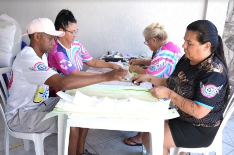 Bastidores do Carnaval de Curitiba tem casal de motociclistas voluntários na folia, trabalho em família e quem entrou para 'tapar buraco'; veja histórias