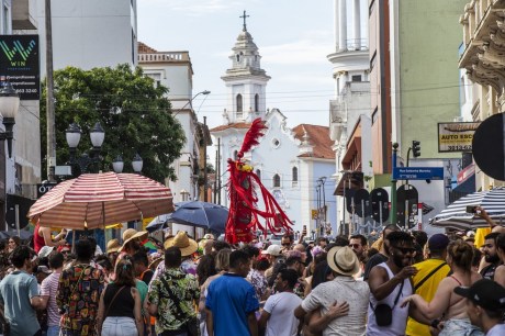 Carnaval 2025 em Curitiba tem desfiles de escolas de samba, marcha zumbi, atividades para crianças e mais: veja programação