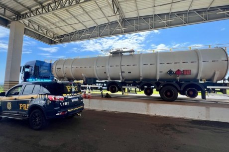 Carreta-tanque é apreendida sem 12 pneus e com problemas de freio na BR-158, no Paraná