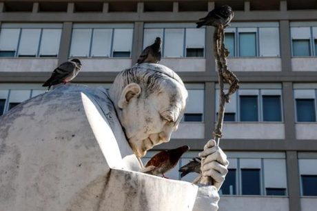 Após insuficiência respiratória, Papa Francisco segue tratamento sem ventilação mecânica